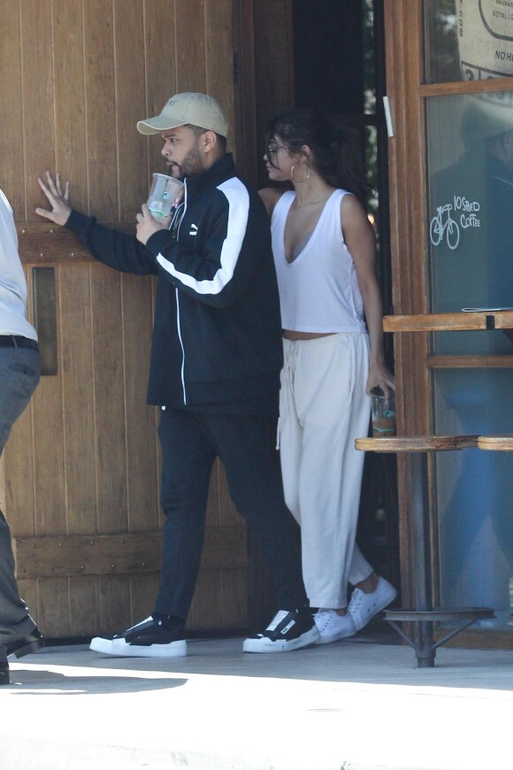 Selena Gomez et son compagnon The Weeknd (Abel Tesfaye) sont allés déjeuner dans un restaurant au lendemain de l'anniversaire de Selena qui a fêté ses 25 ans. Los Angeles le 23 juillet 2017 © CPA/Bestimage