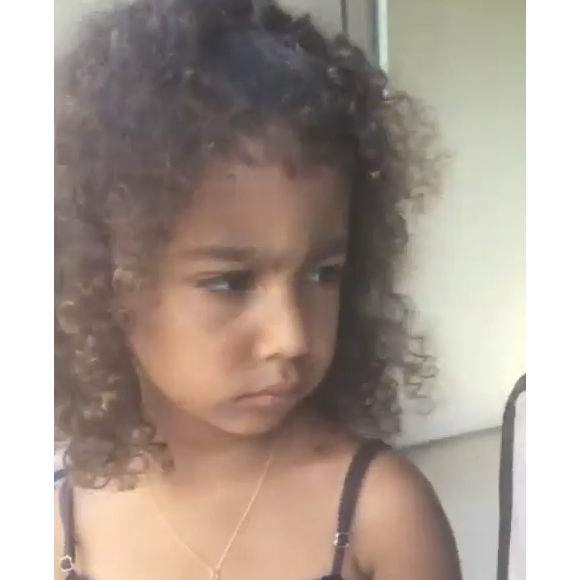 North West tirant une moue boudeuse pendant que sa mère la filme sur Snapchat le 28 juillet 2017