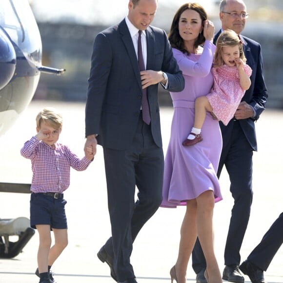 Le prince William et la duchesse Catherine de Cambridge avec leurs enfants le prince George de Cambridge et la princesse Charlotte de Cambridge lors de leur départ à l'aéroport de Hambourg, le 21 juillet 2017, après leur visite officielle en Allemagne.