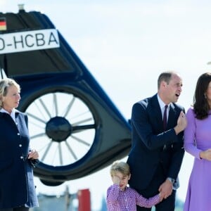 Le prince William et la duchesse Catherine de Cambridge avec leurs enfants le prince George de Cambridge et la princesse Charlotte de Cambridge lors de leur départ à l'aéroport de Hambourg, le 21 juillet 2017, après leur visite officielle en Allemagne.