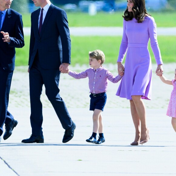 Le prince William et la duchesse Catherine de Cambridge avec leurs enfants le prince George de Cambridge et la princesse Charlotte de Cambridge lors de leur départ à l'aéroport de Hambourg, le 21 juillet 2017, après leur visite officielle en Allemagne.