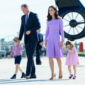 Le prince William et la duchesse Catherine de Cambridge avec leurs enfants le prince George de Cambridge et la princesse Charlotte de Cambridge lors de leur départ à l'aéroport de Hambourg, le 21 juillet 2017, après leur visite officielle en Allemagne.