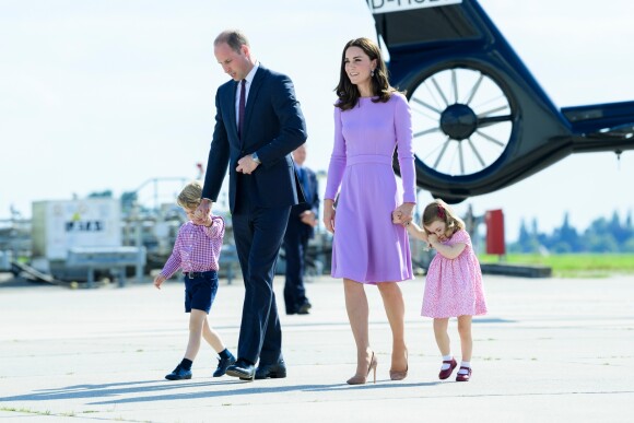 Le prince William et la duchesse Catherine de Cambridge avec leurs enfants le prince George de Cambridge et la princesse Charlotte de Cambridge lors de leur départ à l'aéroport de Hambourg, le 21 juillet 2017, après leur visite officielle en Allemagne.