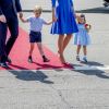 Le prince William et la duchesse Catherine de Cambridge avec leurs enfants le prince George de Cambridge et la princesse Charlotte de Cambridge à leur arrivée à l'aéroport de Berlin-Tegel à Berlin, le 19 juillet 2017.