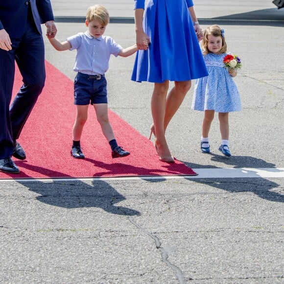 Le prince William et la duchesse Catherine de Cambridge avec leurs enfants le prince George de Cambridge et la princesse Charlotte de Cambridge à leur arrivée à l'aéroport de Berlin-Tegel à Berlin, le 19 juillet 2017.