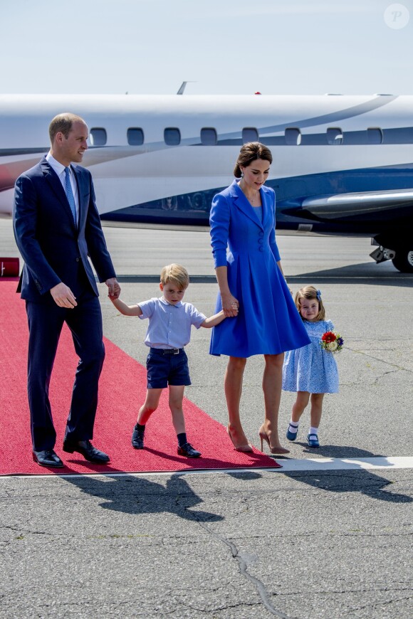 Le prince William et la duchesse Catherine de Cambridge avec leurs enfants le prince George de Cambridge et la princesse Charlotte de Cambridge à leur arrivée à l'aéroport de Berlin-Tegel à Berlin, le 19 juillet 2017.