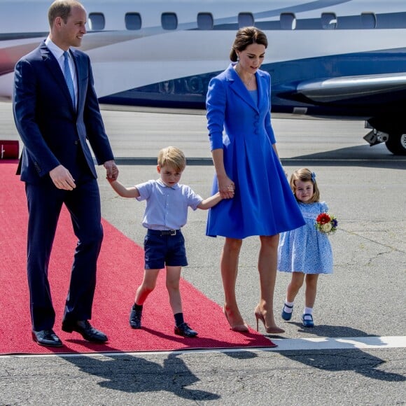 Le prince William et la duchesse Catherine de Cambridge avec leurs enfants le prince George de Cambridge et la princesse Charlotte de Cambridge à leur arrivée à l'aéroport de Berlin-Tegel à Berlin, le 19 juillet 2017.