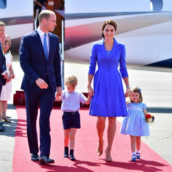 Le prince William et la duchesse Catherine de Cambridge avec leurs enfants le prince George de Cambridge et la princesse Charlotte de Cambridge à leur arrivée à l'aéroport de Berlin-Tegel à Berlin, le 19 juillet 2017.