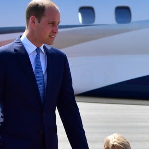 Le prince William et la duchesse Catherine de Cambridge avec leurs enfants le prince George de Cambridge et la princesse Charlotte de Cambridge à leur arrivée à l'aéroport de Berlin-Tegel à Berlin, le 19 juillet 2017.