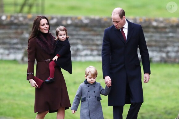 Le prince William et la duchesse Catherine de Cambridge avec leurs enfants le prince George de Cambridge et la princesse Charlotte de Cambridge à la messe de Noël à Englefield le 25 décembre 2016.