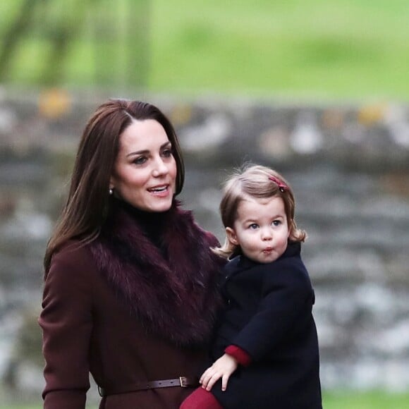 Le prince William et la duchesse Catherine de Cambridge avec leurs enfants le prince George de Cambridge et la princesse Charlotte de Cambridge à la messe de Noël à Englefield le 25 décembre 2016.