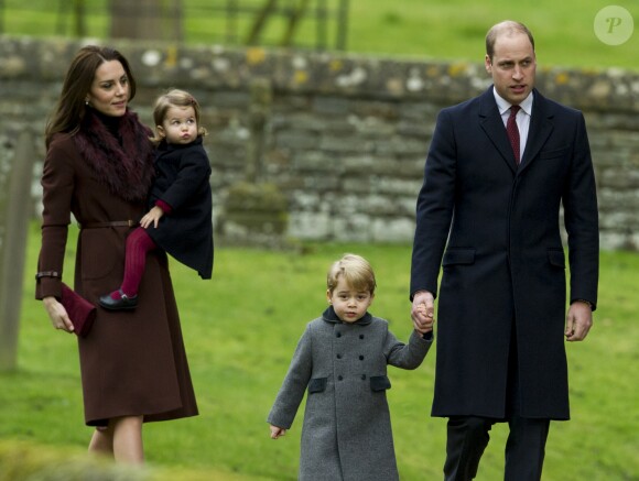 Le prince William et la duchesse Catherine de Cambridge avec leurs enfants le prince George de Cambridge et la princesse Charlotte de Cambridge à la messe de Noël à Englefield le 25 décembre 2016.