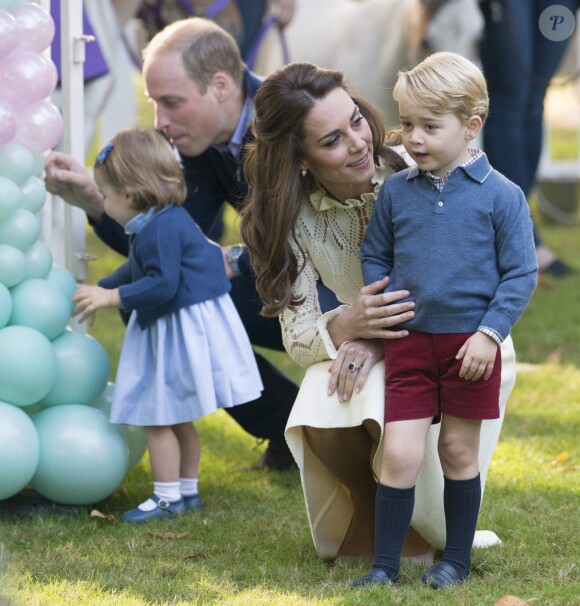 Le prince William et la duchesse Catherine de Cambridge avec leurs enfants le prince George de Cambridge et la princesse Charlotte de Cambridge dans les jardins de la Maison du Gouvernement à Victoria le 29 septembre 2016.