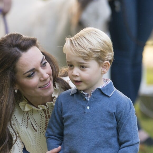 Le prince William et la duchesse Catherine de Cambridge avec leurs enfants le prince George de Cambridge et la princesse Charlotte de Cambridge dans les jardins de la Maison du Gouvernement à Victoria le 29 septembre 2016.