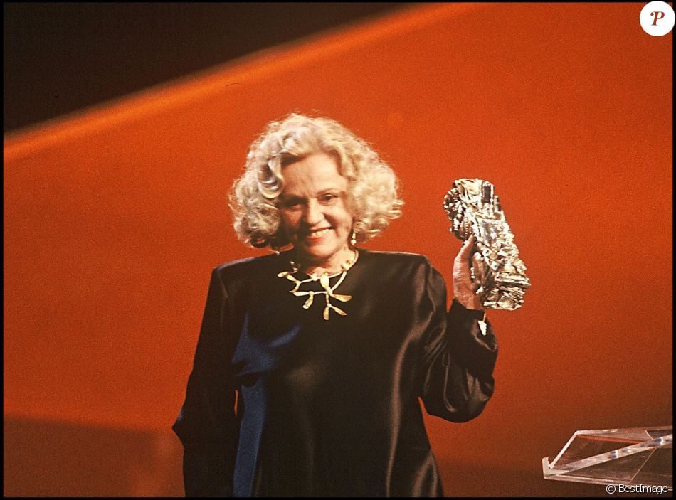 Jeanne Moreau La Vieille Qui Marchait Dans La Mer Jeanne Moreau et son César en 1992 pour La Vieille qui marchait dans la