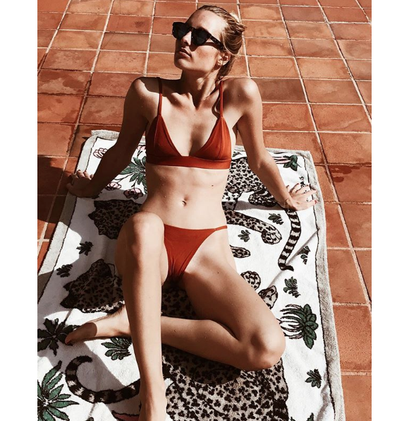 Ilona Smet pose en bikini le 30 juillet 2017.