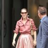 Céline Dion fête un joyeux anniversaire à son garde du corps, Olivier, en sortant de son hôtel, le Royal Monceau, le 2 août 2017