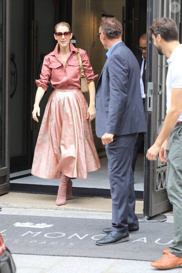 Céline Dion fête un joyeux anniversaire à son garde du corps, Olivier, en sortant de son hôtel, le Royal Monceau, le 2 août 2017