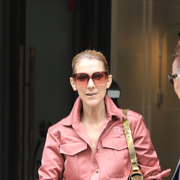Céline Dion fête un joyeux anniversaire à son garde du corps, Olivier, en sortant de son hôtel, le Royal Monceau, le 2 août 2017