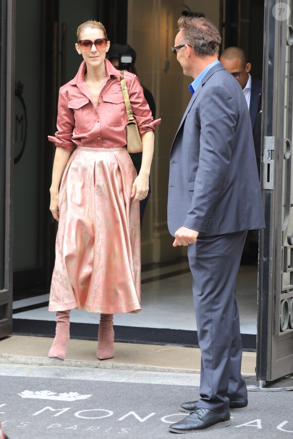 Céline Dion fête un joyeux anniversaire à son garde du corps, Olivier, en sortant de son hôtel, le Royal Monceau, le 2 août 2017