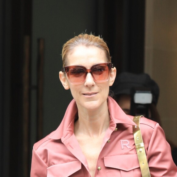 Céline Dion fête un joyeux anniversaire à son garde du corps, Olivier, en sortant de son hôtel, le Royal Monceau, le 2 août 2017