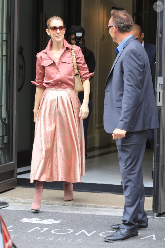 Céline Dion fête un joyeux anniversaire à son garde du corps, Olivier, en sortant de son hôtel, le Royal Monceau, le 2 août 2017
