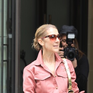 Céline Dion fête un joyeux anniversaire à son garde du corps, Olivier, en sortant de son hôtel, le Royal Monceau, le 2 août 2017