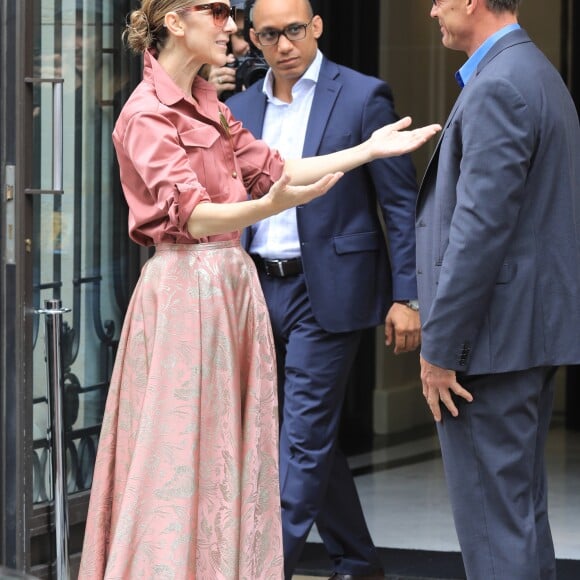Céline Dion fête un joyeux anniversaire à son garde du corps, Olivier, en sortant de son hôtel, le Royal Monceau, le 2 août 2017