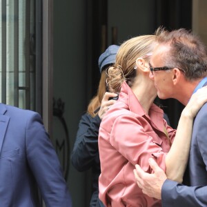 Céline Dion fête un joyeux anniversaire à son garde du corps, Olivier, en sortant de son hôtel, le Royal Monceau, le 2 août 2017