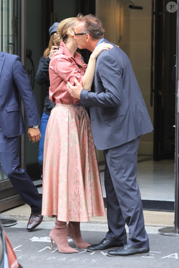 Céline Dion fête un joyeux anniversaire à son garde du corps, Olivier, en sortant de son hôtel, le Royal Monceau, le 2 août 2017