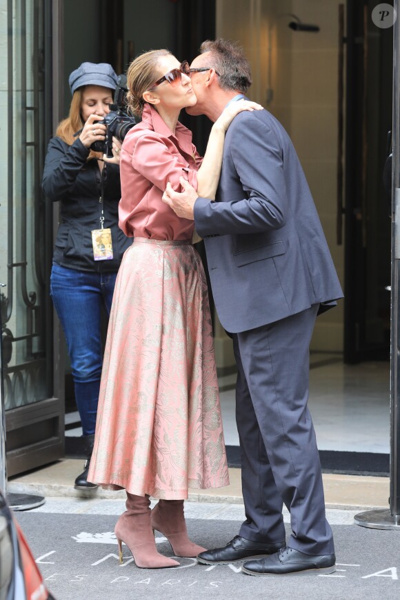 Céline Dion fête un joyeux anniversaire à son garde du corps, Olivier, en sortant de son hôtel, le Royal Monceau, le 2 août 2017