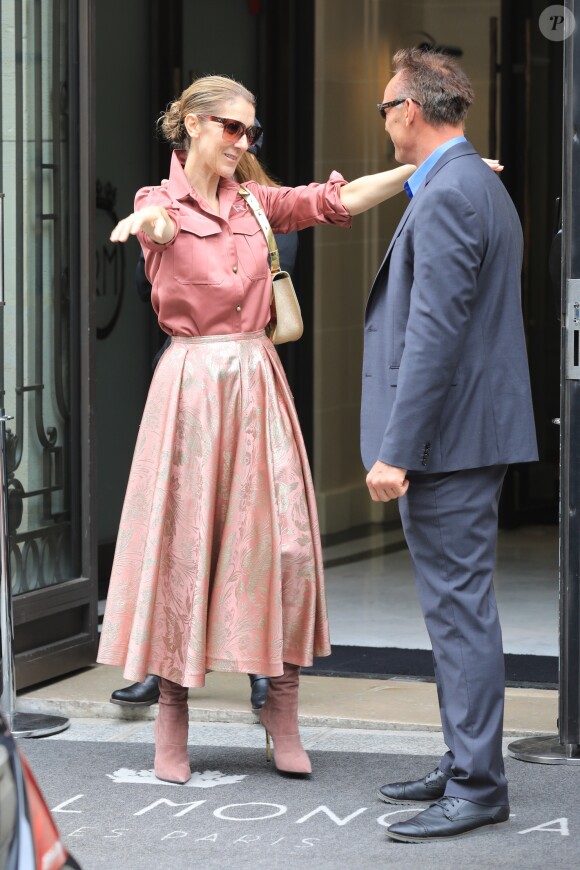Céline Dion fête un joyeux anniversaire à son garde du corps, Olivier, en sortant de son hôtel, le Royal Monceau, le 2 août 2017