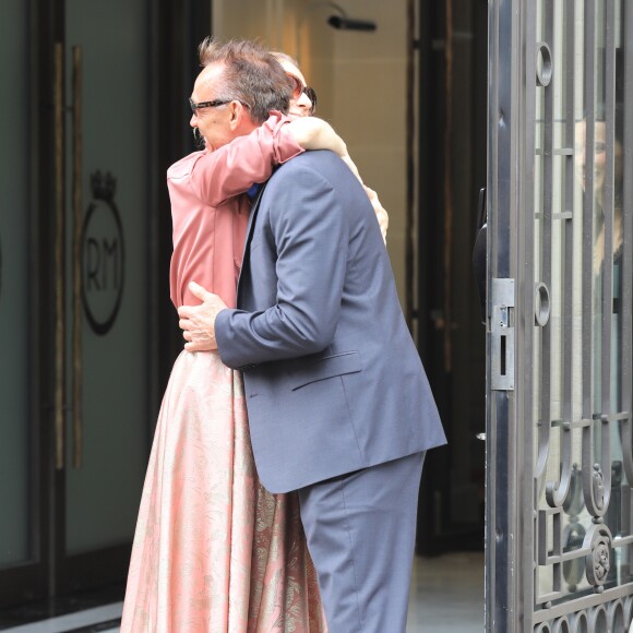 Céline Dion fête un joyeux anniversaire à son garde du corps, Olivier, en sortant de son hôtel, le Royal Monceau, le 2 août 2017