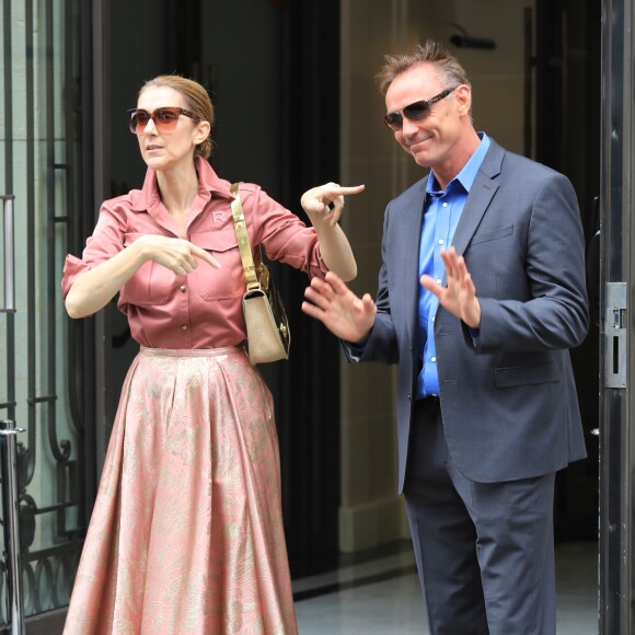 Céline Dion fête un joyeux anniversaire à son garde du corps, Olivier, en sortant de son hôtel, le Royal Monceau, le 2 août 2017