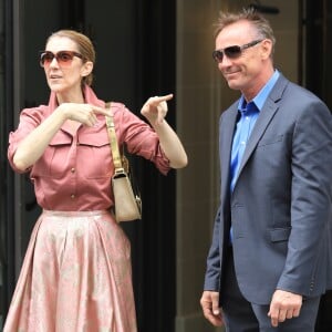Céline Dion fête un joyeux anniversaire à son garde du corps, Olivier, en sortant de son hôtel, le Royal Monceau, le 2 août 2017