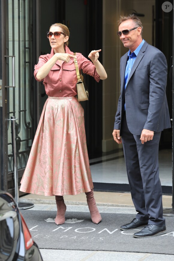 Céline Dion fête un joyeux anniversaire à son garde du corps, Olivier, en sortant de son hôtel, le Royal Monceau, le 2 août 2017