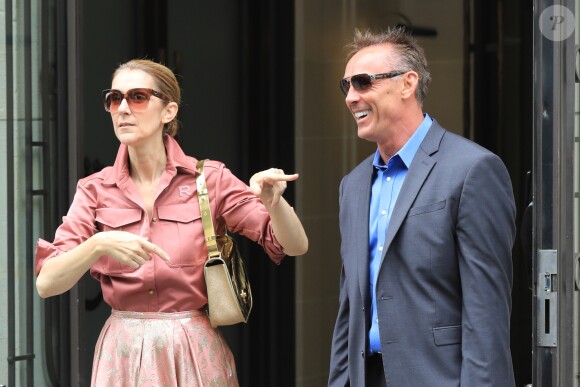Céline Dion fête un joyeux anniversaire à son garde du corps, Olivier, en sortant de son hôtel, le Royal Monceau, le 2 août 2017
