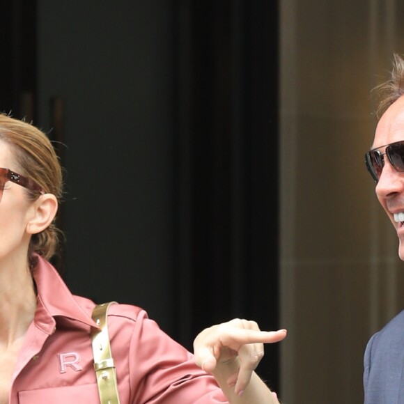 Céline Dion fête un joyeux anniversaire à son garde du corps, Olivier, en sortant de son hôtel, le Royal Monceau, le 2 août 2017
