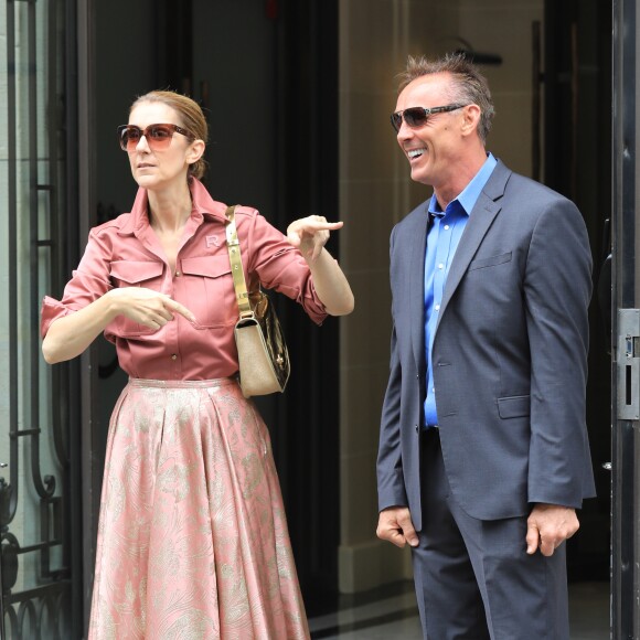 Céline Dion fête un joyeux anniversaire à son garde du corps, Olivier, en sortant de son hôtel, le Royal Monceau, le 2 août 2017