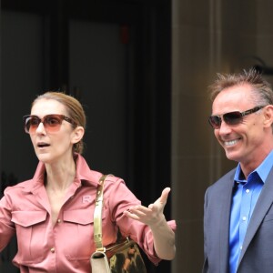 Céline Dion fête un joyeux anniversaire à son garde du corps, Olivier, en sortant de son hôtel, le Royal Monceau, le 2 août 2017