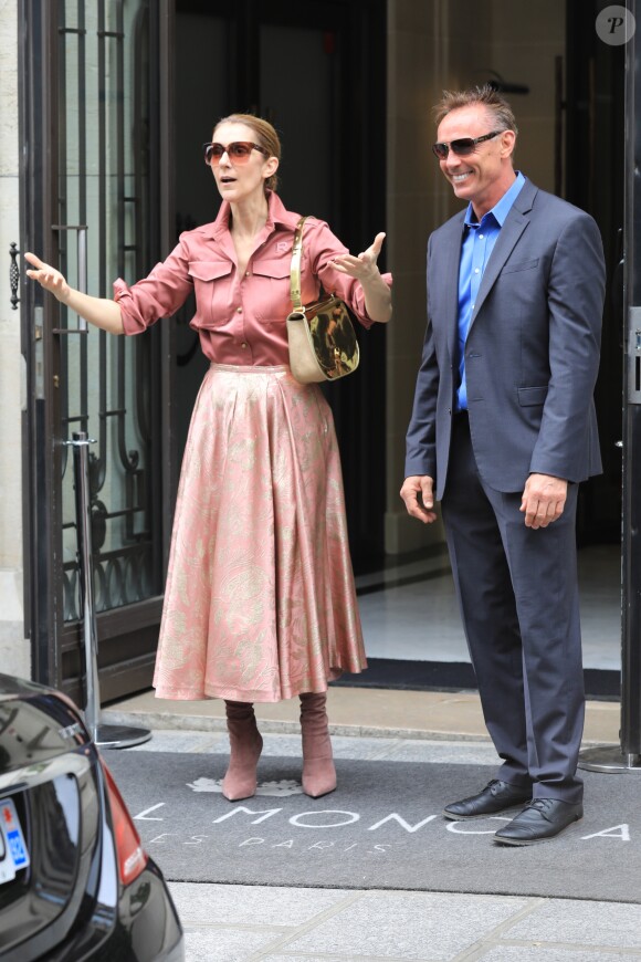 Céline Dion fête un joyeux anniversaire à son garde du corps, Olivier, en sortant de son hôtel, le Royal Monceau, le 2 août 2017