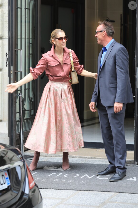Céline Dion fête un joyeux anniversaire à son garde du corps, Olivier, en sortant de son hôtel, le Royal Monceau, le 2 août 2017