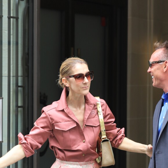 Céline Dion fête un joyeux anniversaire à son garde du corps, Olivier, en sortant de son hôtel, le Royal Monceau, le 2 août 2017