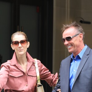 Céline Dion fête un joyeux anniversaire à son garde du corps, Olivier, en sortant de son hôtel, le Royal Monceau, le 2 août 2017