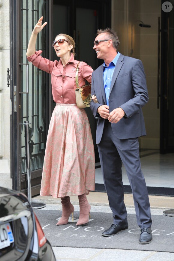 Céline Dion fête un joyeux anniversaire à son garde du corps, Olivier, en sortant de son hôtel, le Royal Monceau, le 2 août 2017
