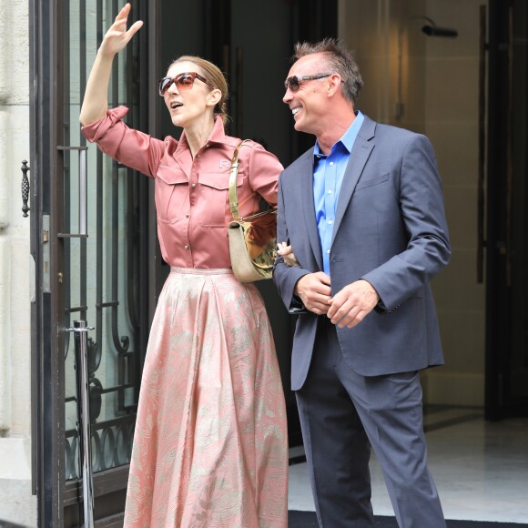 Céline Dion fête un joyeux anniversaire à son garde du corps, Olivier, en sortant de son hôtel, le Royal Monceau, le 2 août 2017