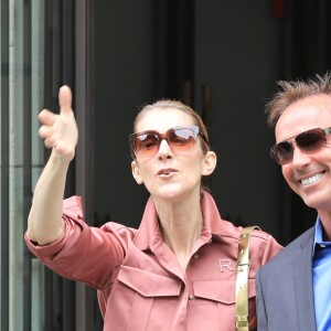 Céline Dion fête un joyeux anniversaire à son garde du corps, Olivier, en sortant de son hôtel, le Royal Monceau, le 2 août 2017