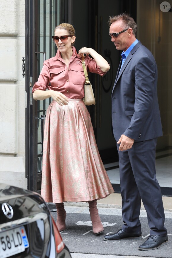Céline Dion fête un joyeux anniversaire à son garde du corps, Olivier, en sortant de son hôtel, le Royal Monceau, le 2 août 2017