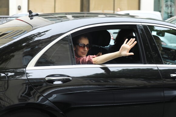 Céline Dion fête un joyeux anniversaire à son garde du corps, Olivier, en sortant de son hôtel, le Royal Monceau, le 2 août 2017