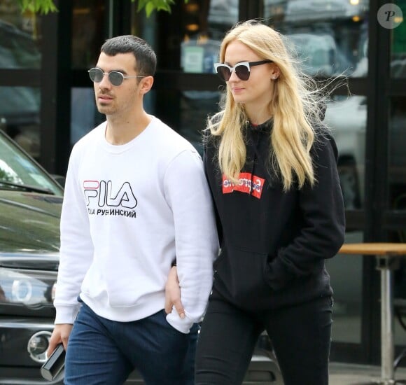 Joe Jonas et sa compagne Sophie Turner vont boire un verre à New York, le 9 mai 2017.